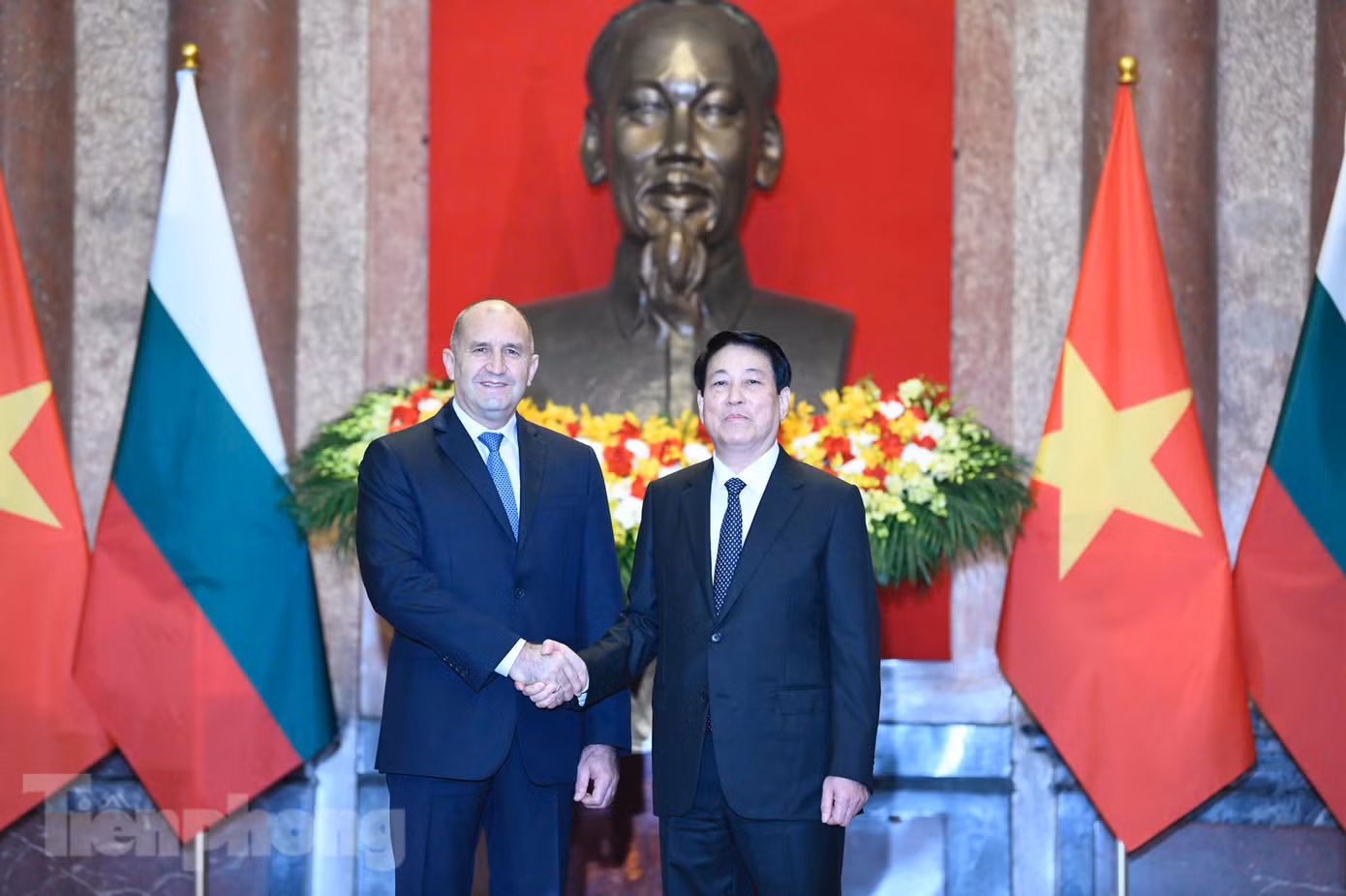 Chủ tịch nước Lương Cường và Tổng thống Bulgaria Rumen Radev chụp ảnh chung trước cuộc hội đàm. (Ảnh: Như Ý) Chủ tịch nước Lương Cường và Tổng thống Bulgaria Rumen Radev chụp ảnh chung trước cuộc hội đàm. (Ảnh: Như Ý)