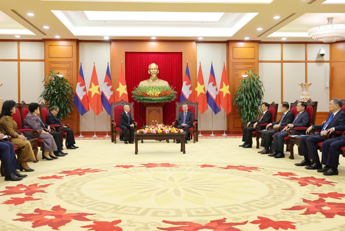 Tổng Bí thư Tô Lâm hội kiến Quốc vương Campuchia Norodom Sihamoni. (Ảnh: Nhật Minh)