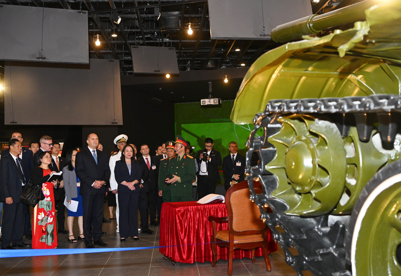 Phó Chủ tịch nước Võ Thị Ánh Xuân và Tổng thống Bulgaria Rumen Radev nghe thuyết minh về bảo tàng. (Ảnh: Nhật Minh) Phó Chủ tịch nước Võ Thị Ánh Xuân và Tổng thống Bulgaria Rumen Radev nghe thuyết minh về bảo tàng. (Ảnh: Nhật Minh)