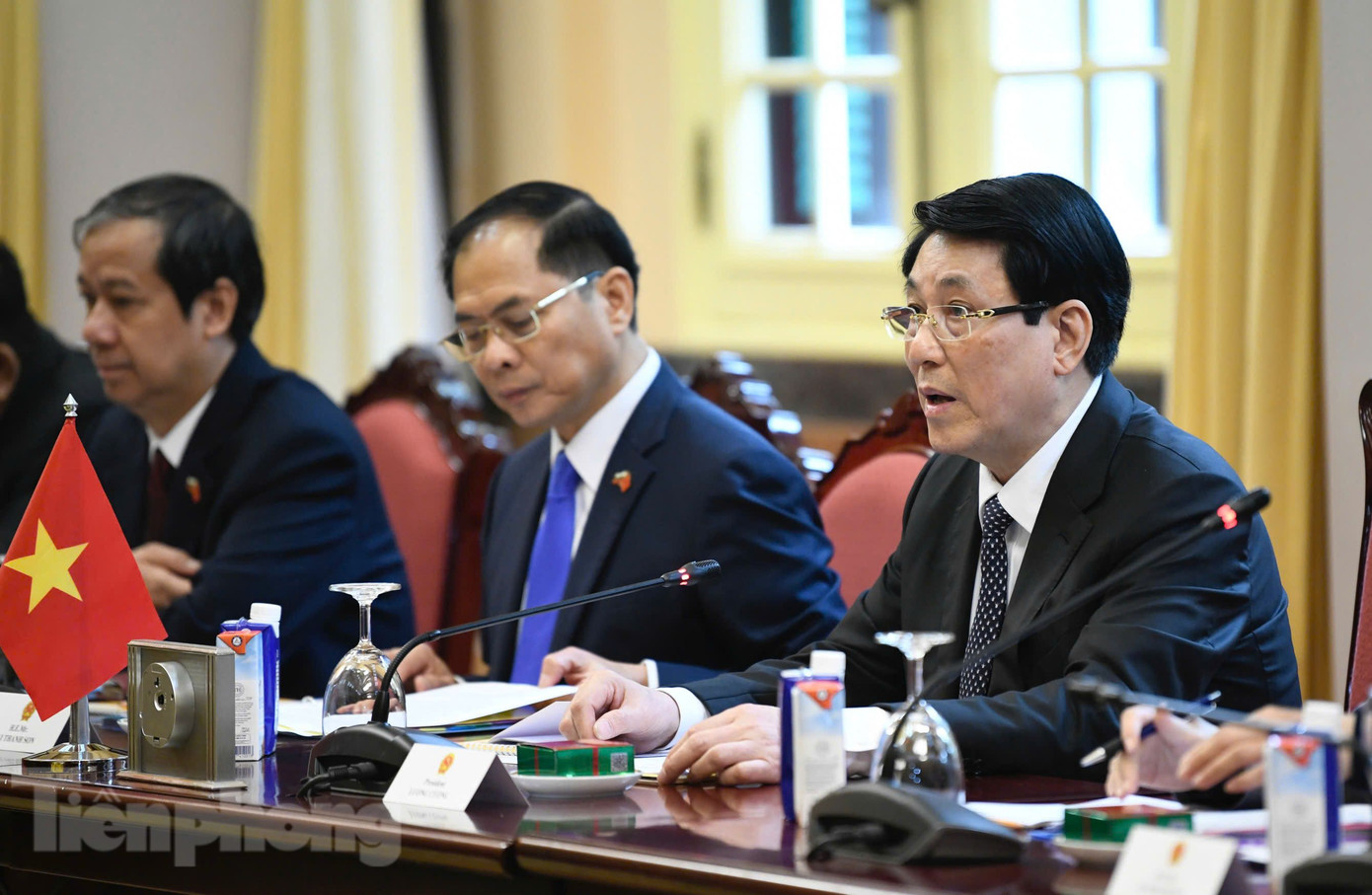 Chủ tịch nước Lương Cường và các quan chức cấp cao Việt Nam tại cuộc hội đàm. (Ảnh: Như Ý)