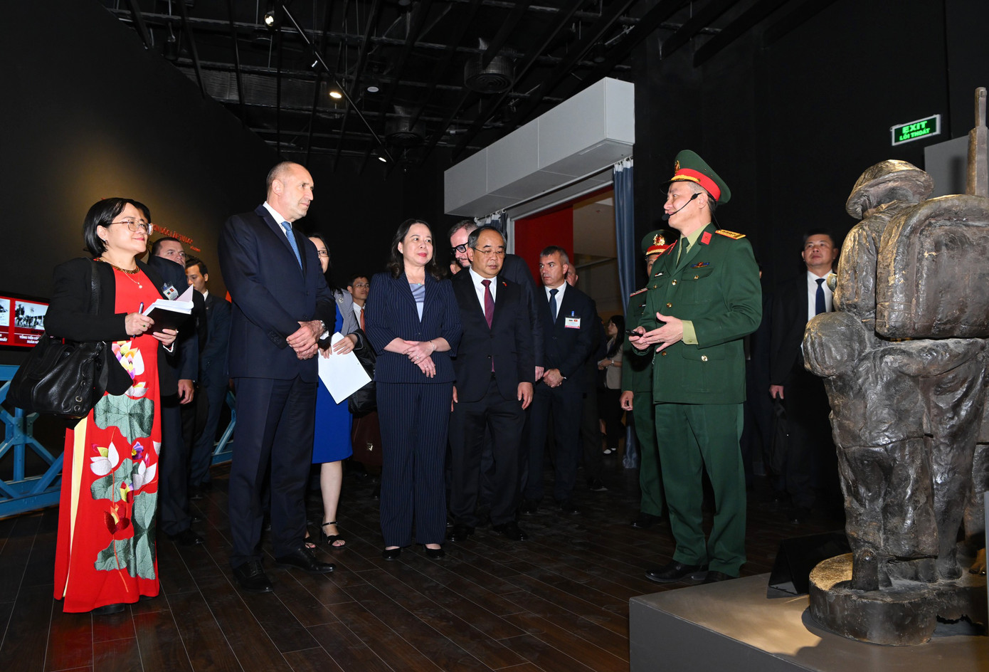 Phó Chủ tịch nước Võ Thị Ánh Xuân và Tổng thống Bulgaria Rumen Radev nghe thuyết minh về bảo tàng. (Ảnh: Nhật Minh) Phó Chủ tịch nước Võ Thị Ánh Xuân và Tổng thống Bulgaria Rumen Radev nghe thuyết minh về bảo tàng. (Ảnh: Nhật Minh)