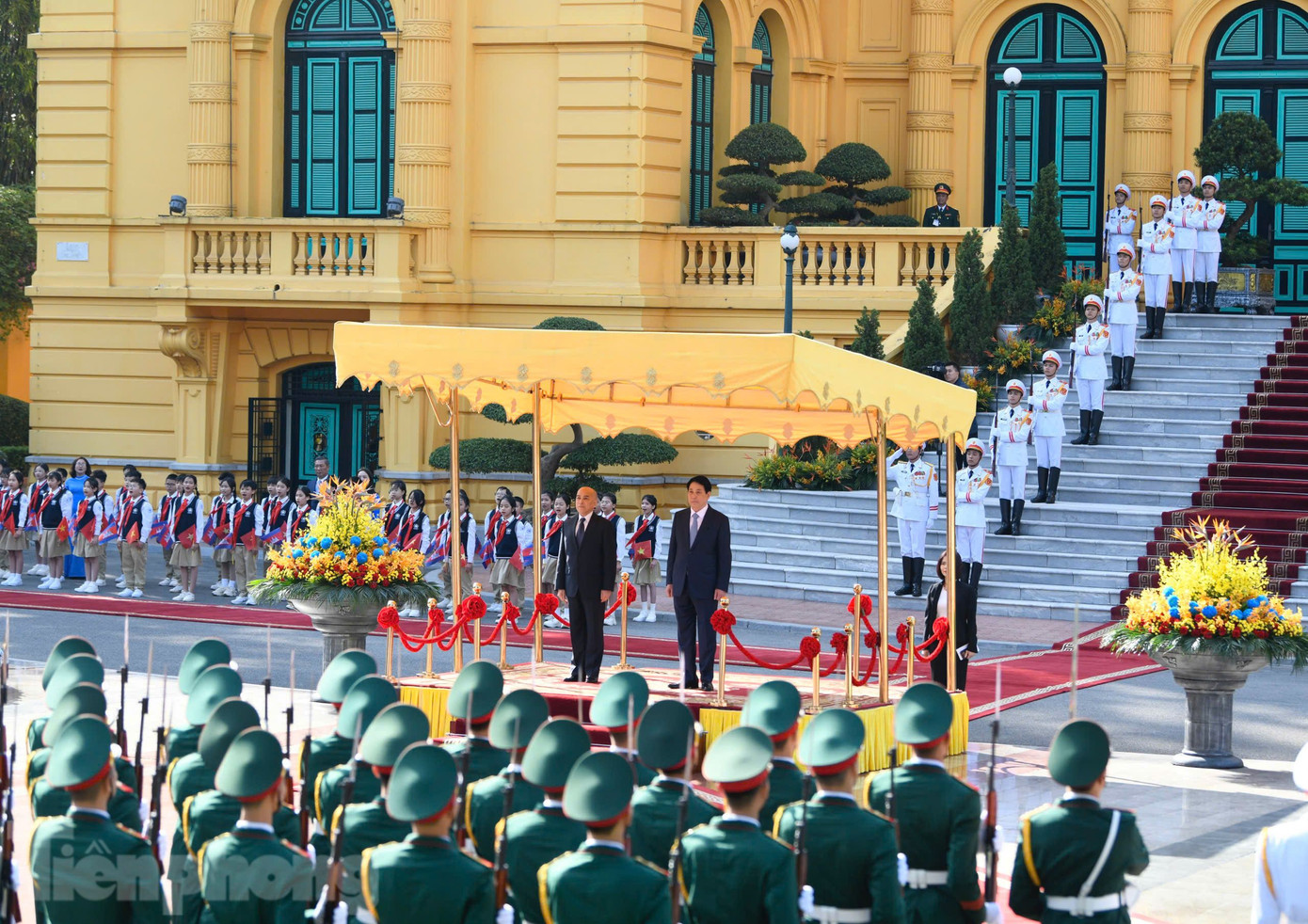 Chủ tịch nước Lương Cường và Quốc vương Campuchia đứng trên bục danh dự, nghe cử hành Quốc thiều hai nước. (Ảnh: Như Ý)