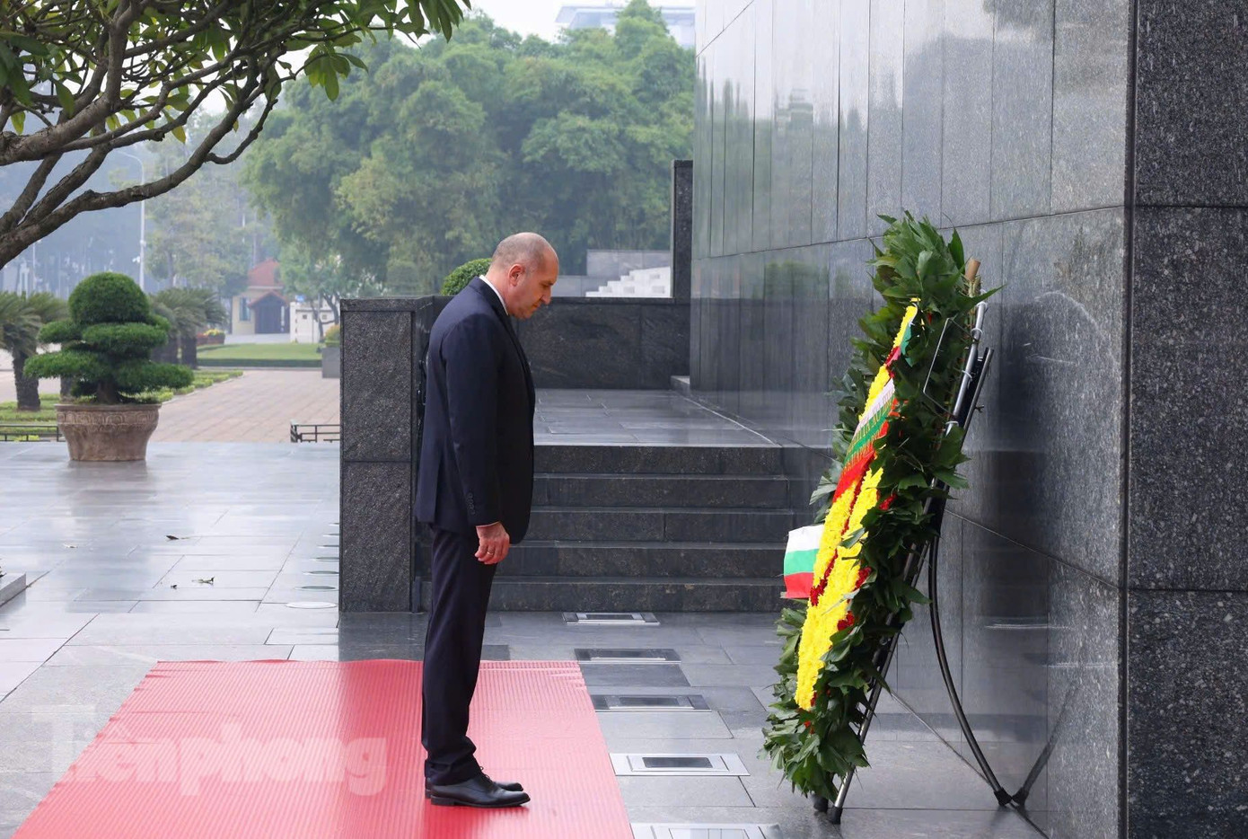 Tổng thống Rumen Radev viếng Lăng Chủ tịch Hồ Chí Minh. (Ảnh: Như Ý)