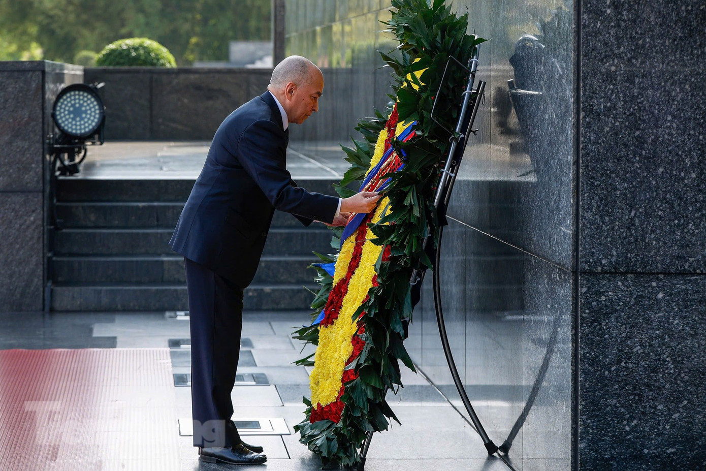 Quốc vương Campuchia Norodom Sihamoni viếng Chủ tịch Hồ Chí Minh. (Ảnh: Như Ý)