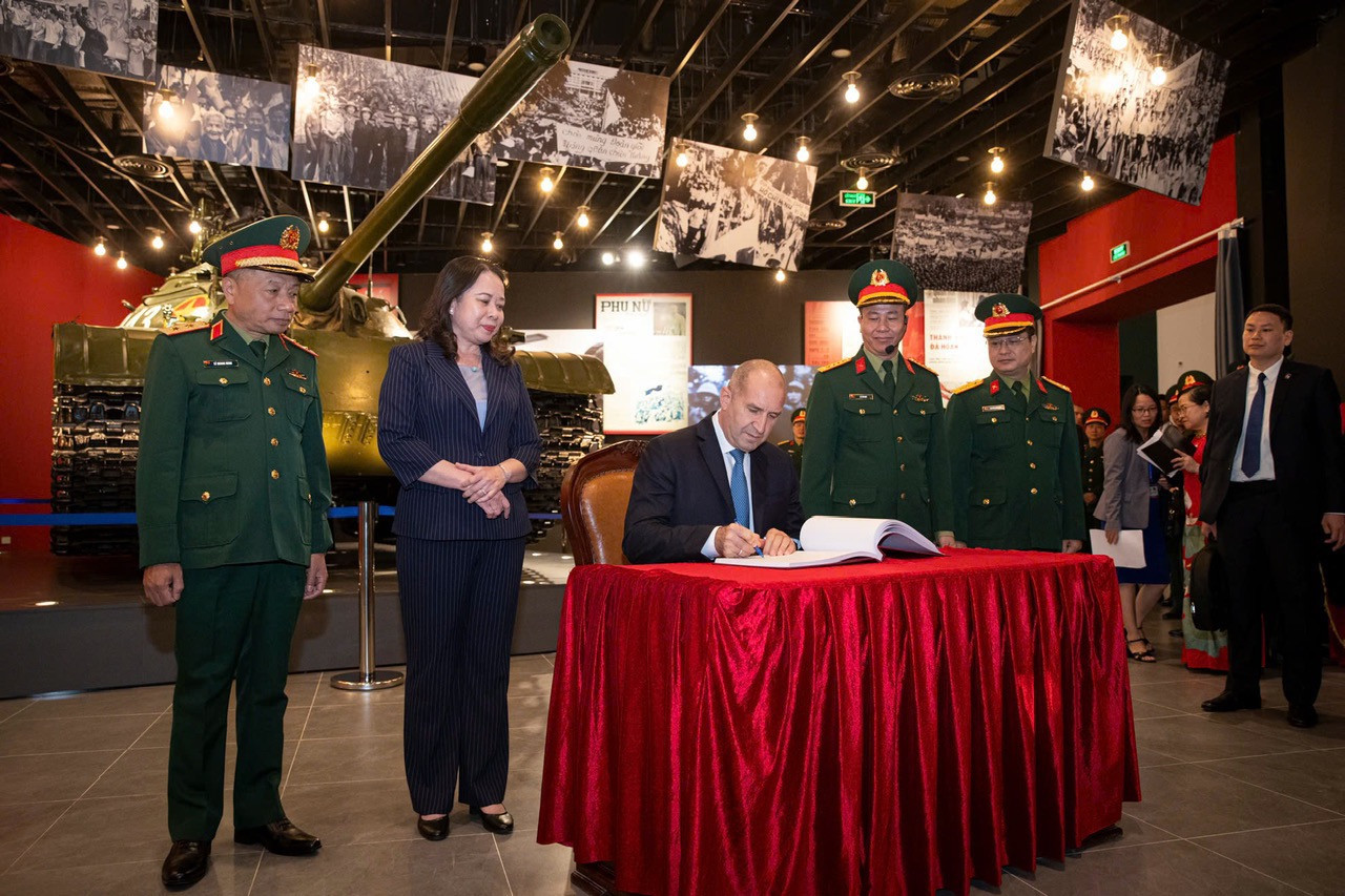 Tổng thống Bulgaria Rumen Radev đã ghi lưu bút trong sổ lưu niệm của Bảo tàng. (Ảnh: Nhật Minh) Tổng thống Bulgaria Rumen Radev đã ghi lưu bút trong sổ lưu niệm của Bảo tàng. (Ảnh: Nhật Minh)