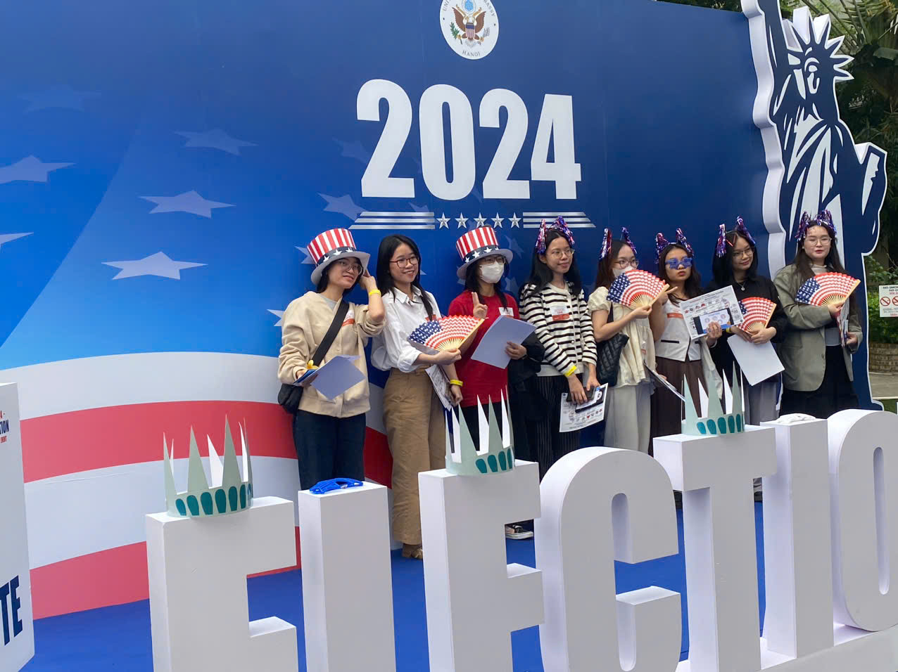 Các bạn sinh viên chụp ảnh trên bục check-in để được nhận phần thưởng tại sự kiện trải nghiệm bầu cử Mỹ. (Ảnh: Thu Loan)