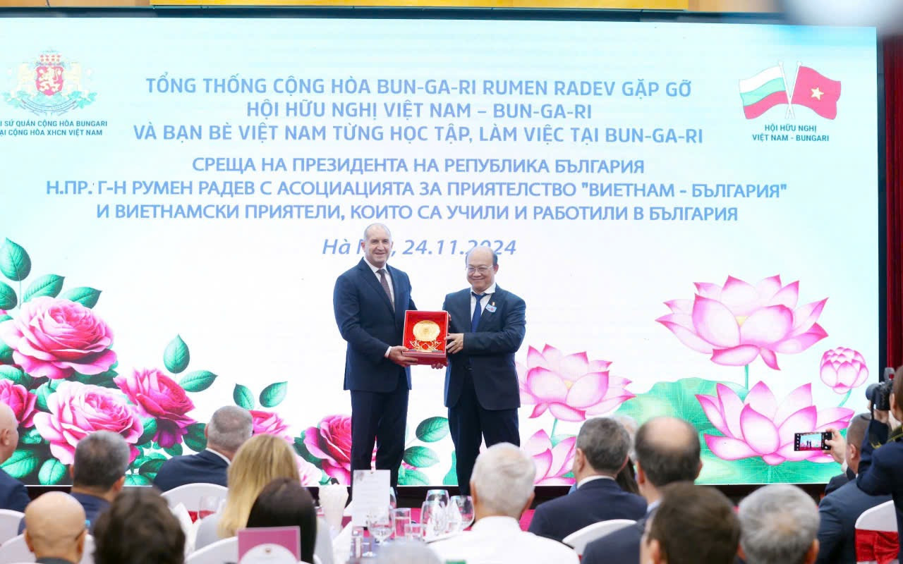 Tổng thống Bulgaria Rumen Radev trao Huy hiệu danh dự của Tổng thống Bulgaria tặng Hội Hữu nghị Việt Nam - Bulgaria. (Ảnh: VUFO) Tổng thống Bulgaria Rumen Radev trao Huy hiệu danh dự của Tổng thống Bulgaria tặng Hội Hữu nghị Việt Nam - Bulgaria. (Ảnh: VUFO)