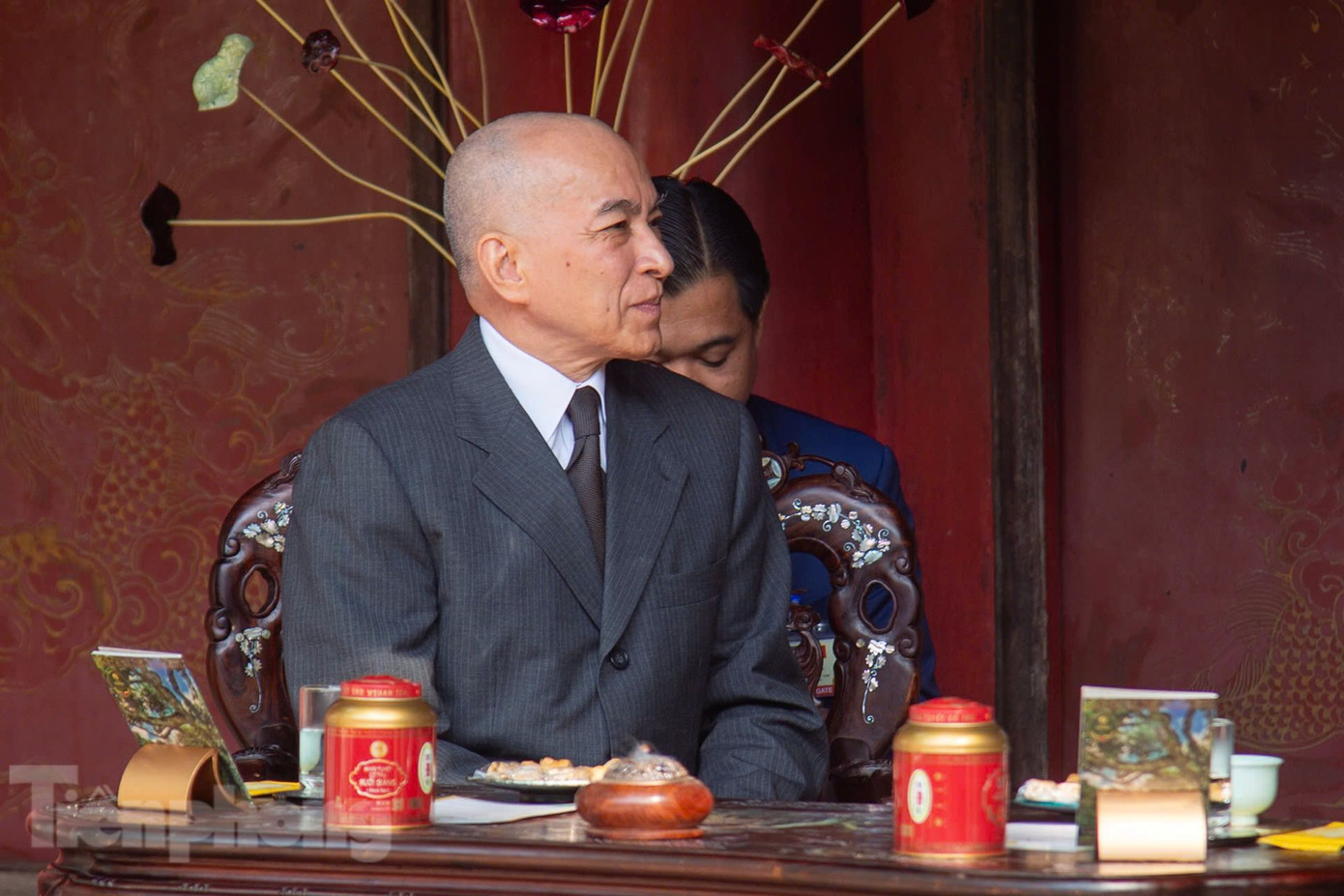 Quốc vương Campuchia Norodom Sihamoni trong cuộc đàm đạo với Chủ tịch nước Lương Cường. (Ảnh: Như Ý)