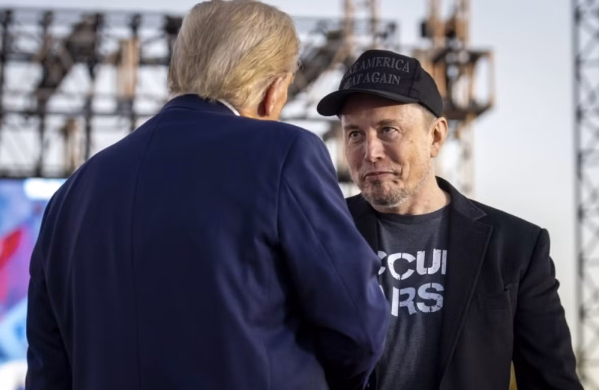 Tỷ phú Elon Musk và cựu Tổng thống Donald Trump trong cuộc vận động cử tri ở Butler, Pennsylvania, ngày 5/10. (Ảnh: NYT)