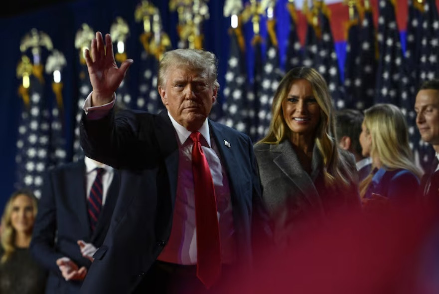 Ông Trump và phu nhân sau khi biết kết quả bầu cử dự kiến ngày 6/11. (Ảnh: Reuters)