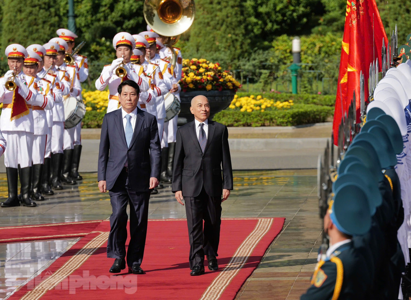 Chủ tịch nước Lương Cường và Quốc vương Campuchia duyệt đội danh dự. (Ảnh: Như Ý)