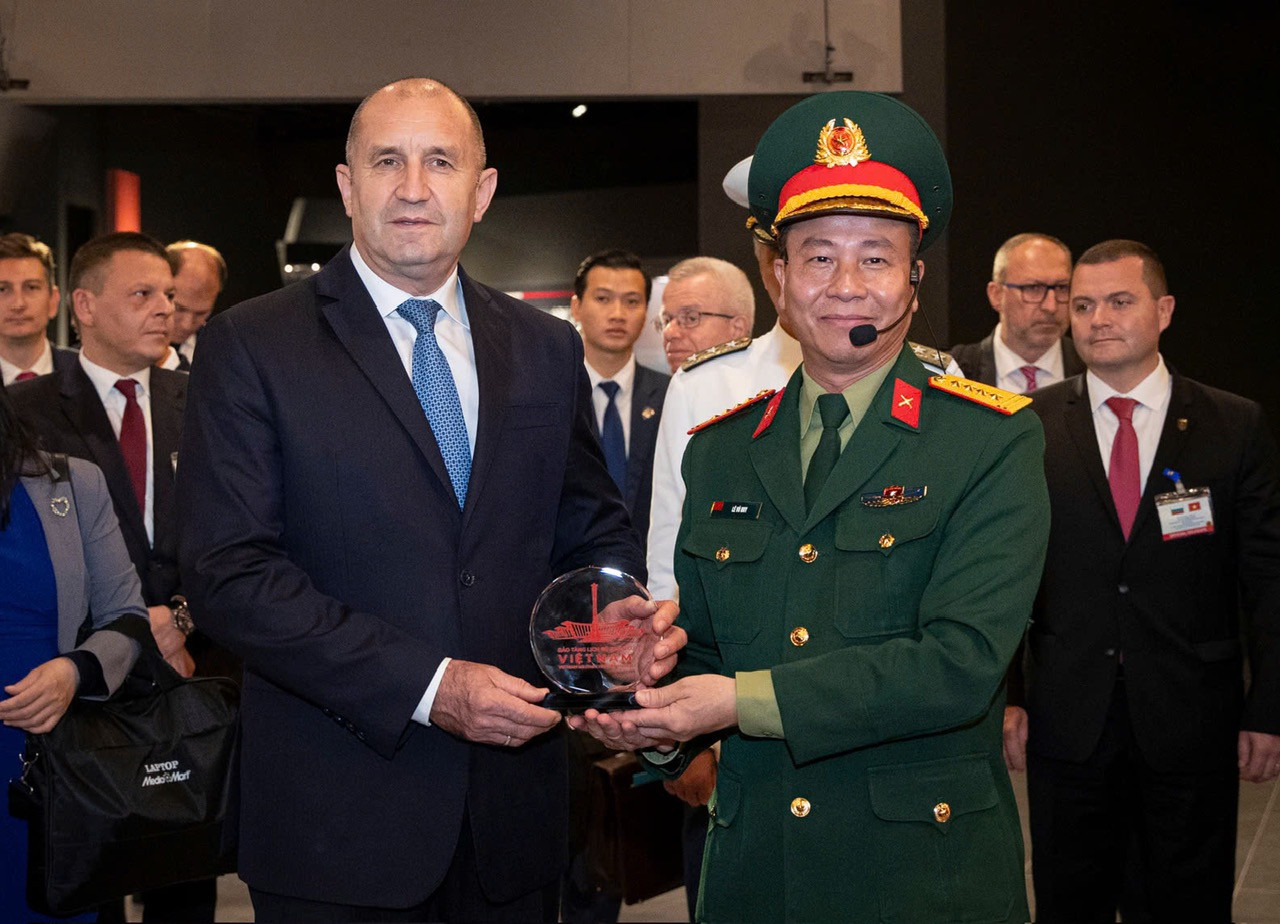 Đại tá Lê Vũ Huy, Giám đốc Bảo tàng Lịch sử Quân sự Việt Nam tặng Tổng thống Bulgaria món quà lưu niệm của Bảo tàng. (Ảnh: Nhật Minh) Đại tá Lê Vũ Huy, Giám đốc Bảo tàng Lịch sử Quân sự Việt Nam tặng Tổng thống Bulgaria món quà lưu niệm của Bảo tàng. (Ảnh: Nhật Minh)