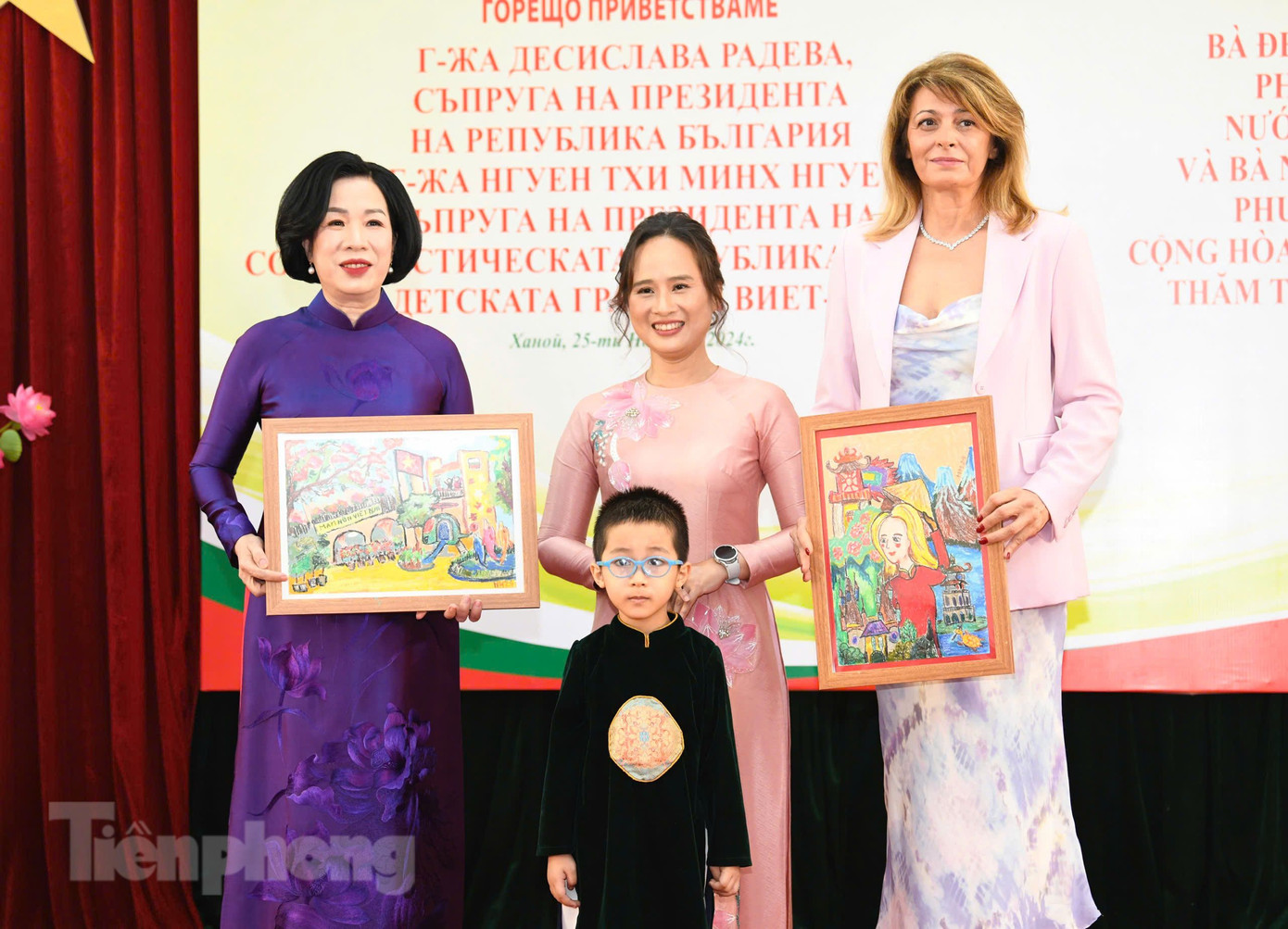 Hai Phu nhân được cô trò Trường mầm non Việt - Bun tặng tranh. (Ảnh: Như Ý) Hai Phu nhân được cô trò Trường mầm non Việt - Bun tặng tranh. (Ảnh: Như Ý)