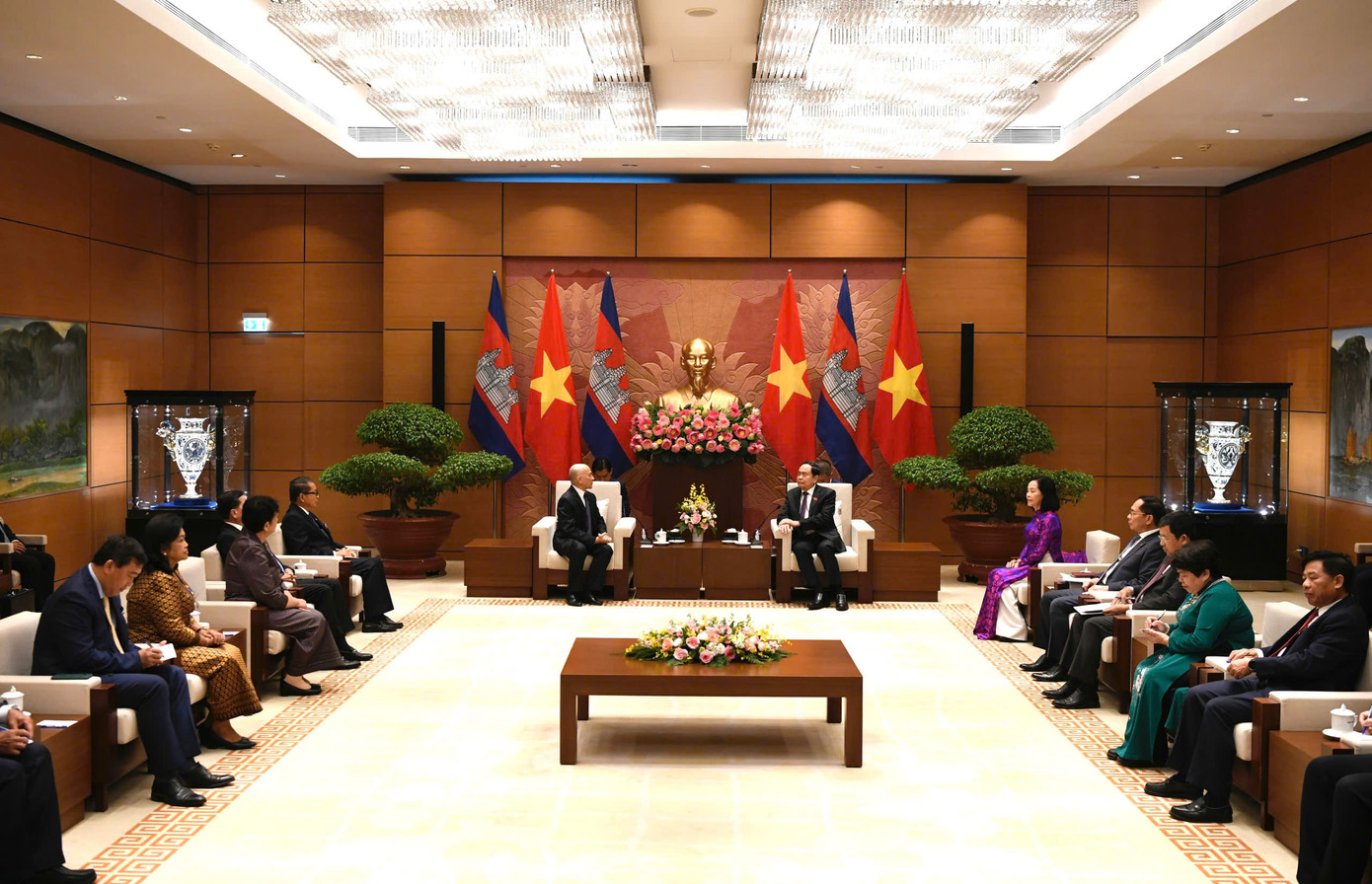 Chủ tịch Quốc hội Trần Thanh Mẫn và Quốc vương Campuchia Norodom Sihamoni cùng các quan chức cấp cao của hai bên trong cuộc tiếp kiến, ngày 28/11. (Ảnh: Như Ý) Chủ tịch Quốc hội Trần Thanh Mẫn và Quốc vương Campuchia Norodom Sihamoni cùng các quan chức cấp cao của hai bên trong cuộc tiếp kiến, ngày 28/11. (Ảnh: Như Ý)