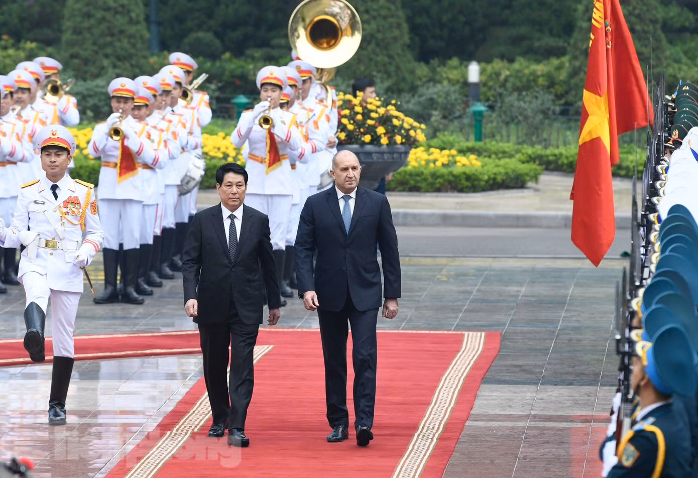 Hai nhà lãnh đạo duyệt đội danh dự. (Ảnh: Như Ý) Hai nhà lãnh đạo duyệt đội danh dự. (Ảnh: Như Ý)
