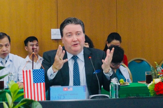 Đại sứ Knapper trong buổi làm việc với lãnh đạo Bệnh viện Bạch Mai. (Ảnh: Thu Loan)