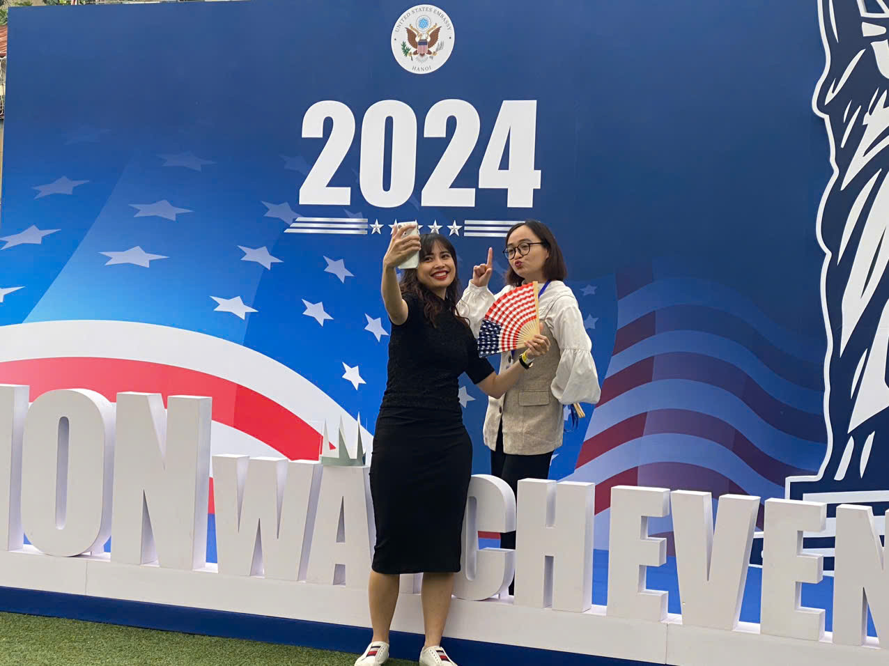 Chụp ảnh tại bục check-in. (Ảnh: Thu Loan)