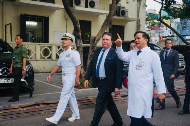 PGS.TS Đào Xuân Cơ giới thiệu với Đại sứ Knapper về bệnh viện. (Ảnh: Thu Loan)