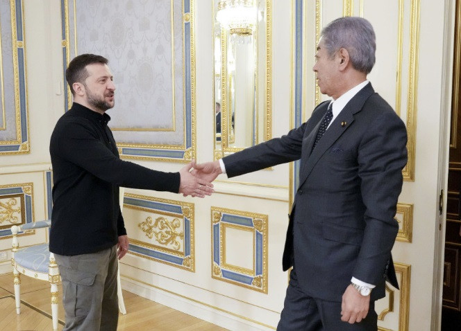 Ngoại trưởng Nhật Bản Takeshi Iwaya trong cuộc gặp Tổng thống Ukraine Volodymir Zelensky, ngày 16/10. (Ảnh: Kyodo)