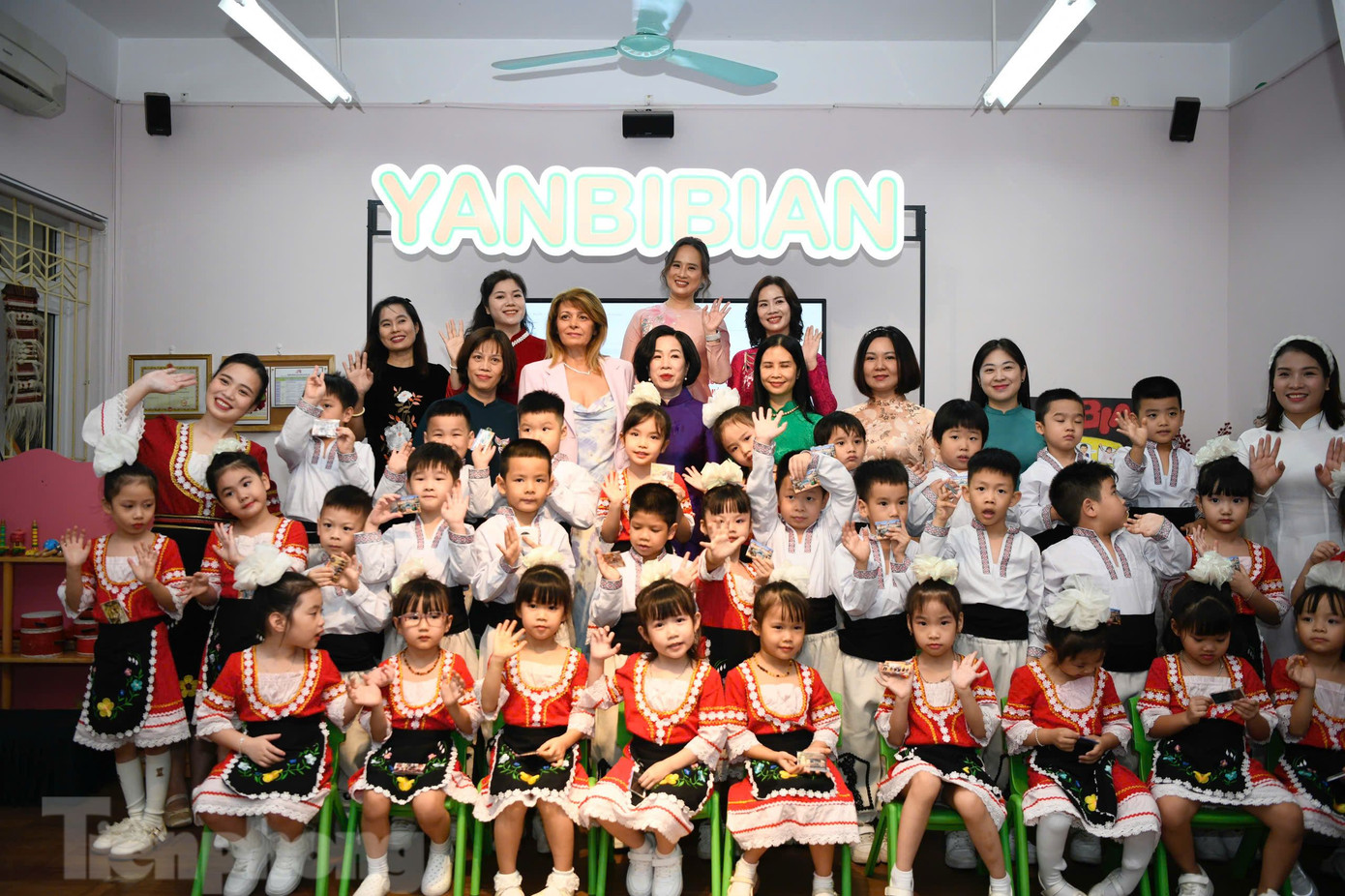 Hai Phu nhân chụp ảnh lưu niệm với cô trò lớp Yanbibian. (Ảnh: Như Ý) Hai Phu nhân chụp ảnh lưu niệm với cô trò lớp Yanbibian. (Ảnh: Như Ý)