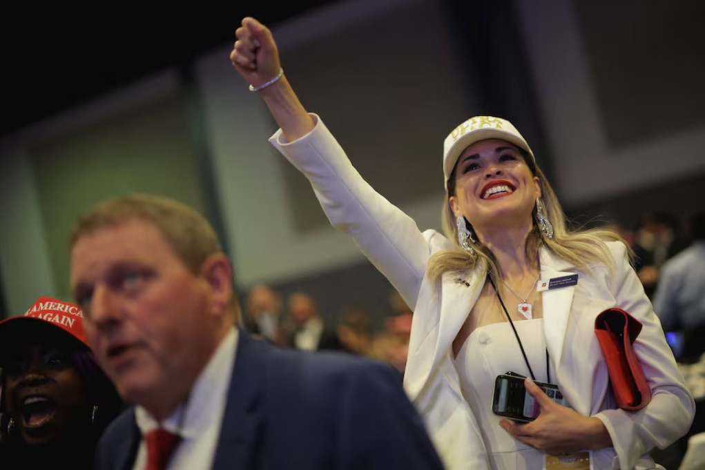 Một phụ nữ đội mũ Ultra MAGA ăn mừng khi thấy kết quả bầu cử ban đầu cho thấy ứng viên Donald Trump vượt lên. (Ảnh: Reuters) Một phụ nữ đội mũ Ultra MAGA ăn mừng khi thấy kết quả bầu cử ban đầu cho thấy ứng viên Donald Trump vượt lên. (Ảnh: Reuters)