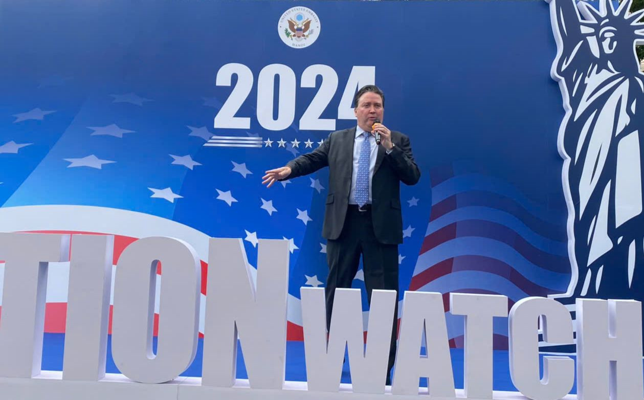 Đại sứ Mỹ tại Việt Nam Marc Knapper phát biểu với các học sinh, sinh viên và những người tham gia hoạt động trải nghiệm. (Ảnh: Thu Loan)