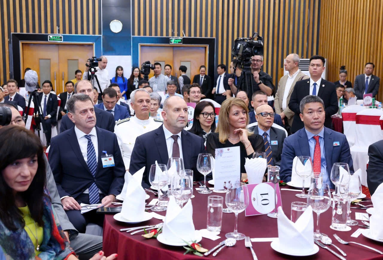 Tổng thống Bulgaria Rumen Radev cùng Phu nhân Desislava Radeva và Chủ tịch VUFO Phan Anh Sơn tại cuộc gặp. (Ảnh: VUFO) Tổng thống Bulgaria Rumen Radev cùng Phu nhân Desislava Radeva và Chủ tịch VUFO Phan Anh Sơn tại cuộc gặp. (Ảnh: VUFO)