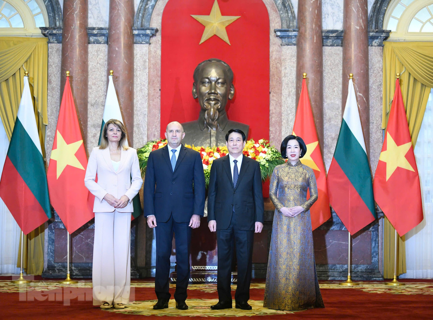 Chủ tịch nước Lương Cường và Phu nhân đón Tổng thống Bulgaria Rumen Radev và Phu nhân. (Ảnh: Như Ý)