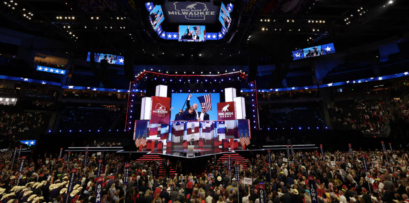 Hình ảnh ông Trump bị ám sát hụt được chiếu trong lúc ông phát biểu tại đại hội toàn quốc của đảng Cộng hoà. (Ảnh: Reuters)