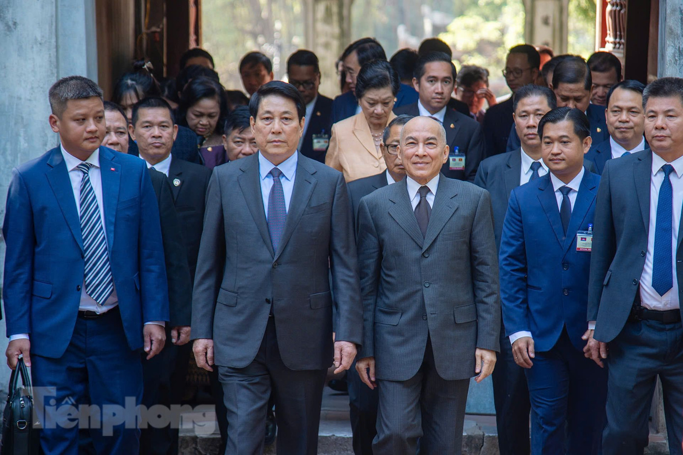 Chủ tịch nước Lương Cường và Quốc vương Campuchia Norodom Sihamoni cùng các quan chức cấp cao hai nước thăm Văn Miếu - Quốc Tử Giám. (Ảnh: Như Ý)