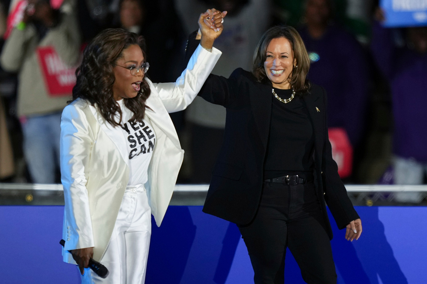 Bà Kamala Harris và nữ hoàng truyền hình Oprah Winfrey tại một sự kiện. (Ảnh: AP)