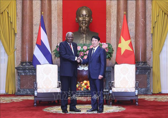 Chủ tịch nước Lương Cường và Chủ tịch Quốc hội Cuba Esteban Lazo Hernandez trong cuộc hội kiến ngày 2/11. (Ảnh: TTXVN) Chủ tịch nước Lương Cường và Chủ tịch Quốc hội Cuba Esteban Lazo Hernandez trong cuộc hội kiến ngày 2/11. (Ảnh: TTXVN)