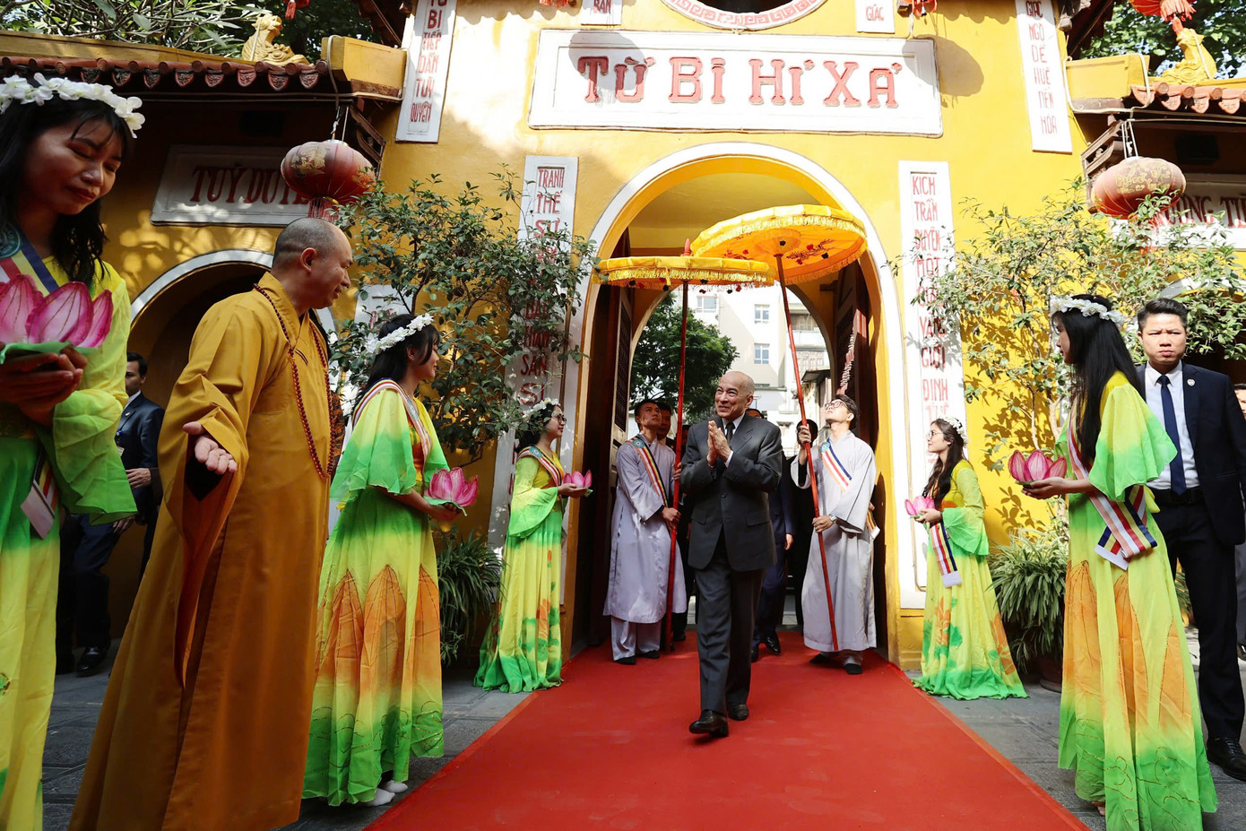 Các chức sắc, tăng ni, phật tử tại Chùa Quán Sứ chào đón Quốc vương Campuchia Norodom Sihamoni. (Ảnh: Như Ý)