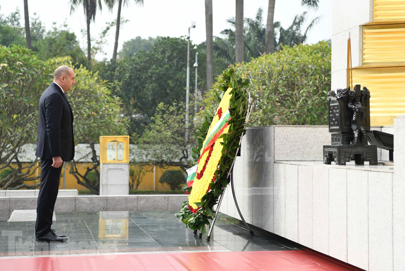 Tổng thống Rumen Radev đặt vòng hoa tại Đài tưởng niệm các anh hùng liệt sỹ. (Ảnh: Như Ý)