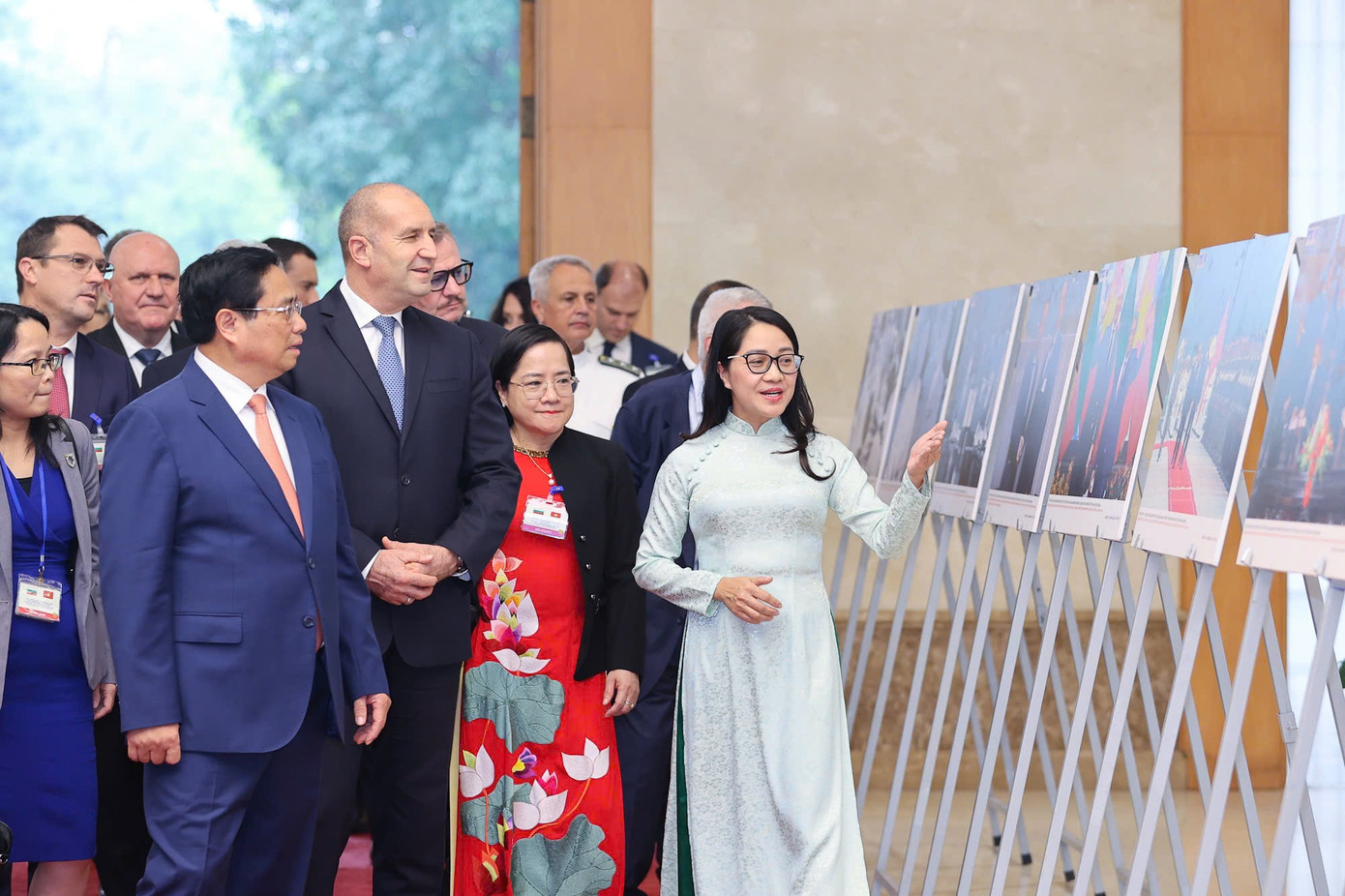 Thủ tướng Phạm Minh Chính và Tổng thống Bulgaria Rumen Radev cùng xem bộ ảnh ghi lại những sự kiện quan trọng trong quan hệ giữa hai nước. (Ảnh: Nhật Minh)