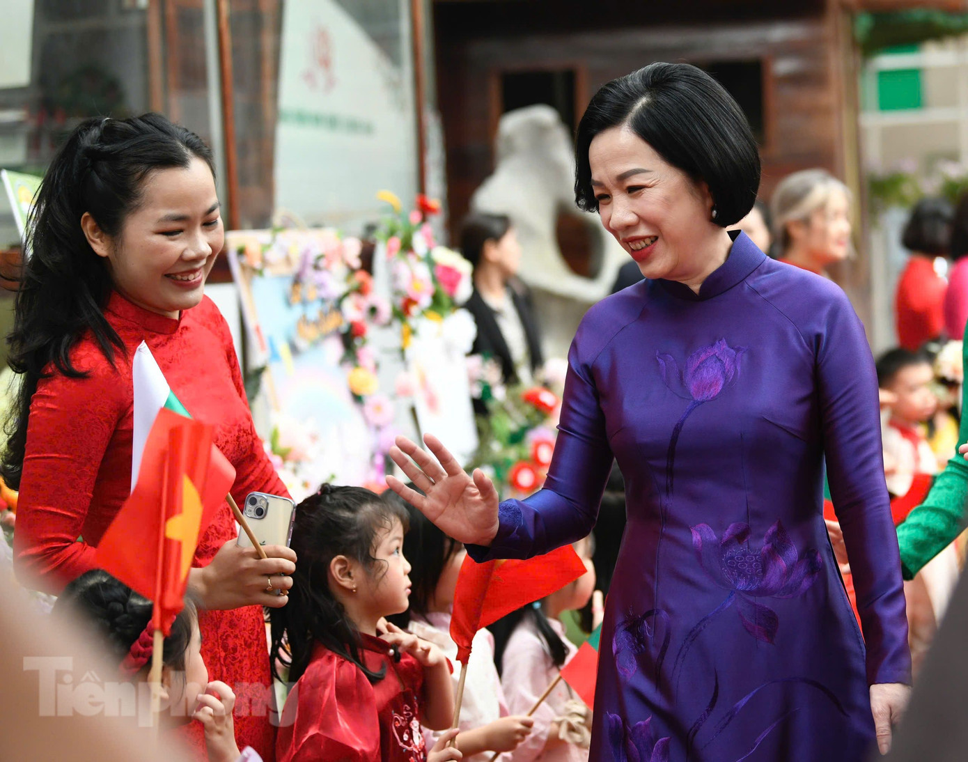 Phu nhân Nguyễn Thị Minh Nguyệt trong chuyến thăm. (Ảnh: Như Ý) Phu nhân Nguyễn Thị Minh Nguyệt trong chuyến thăm. (Ảnh: Như Ý)