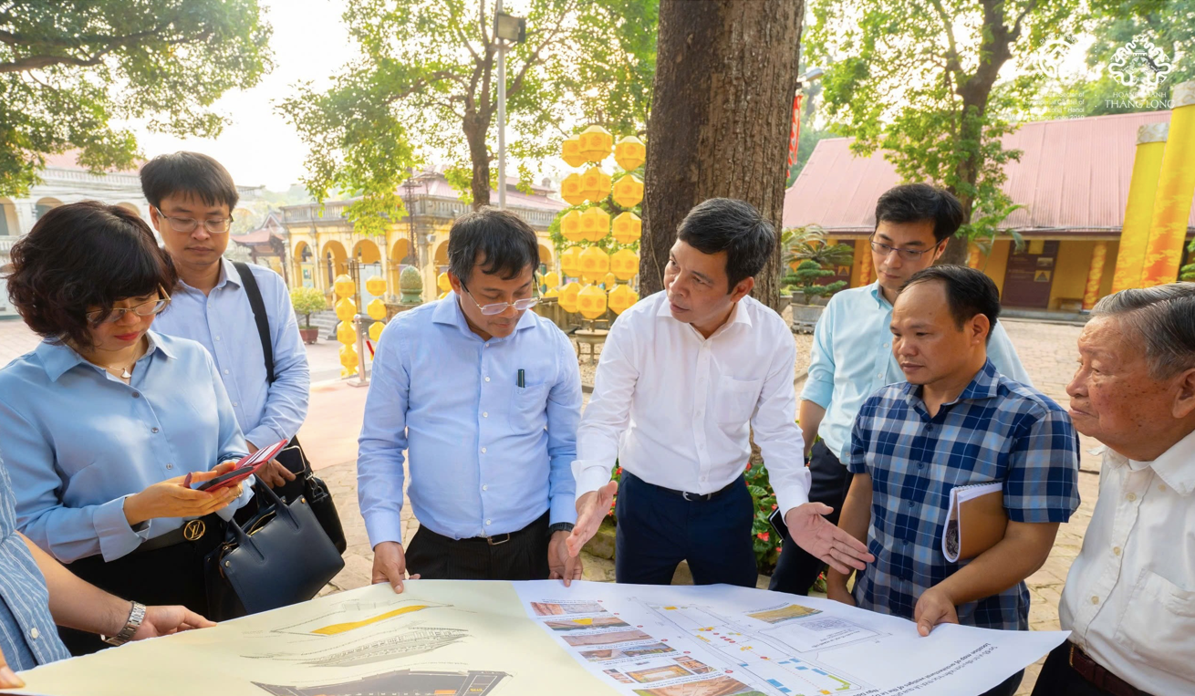 Thứ trưởng Nguyễn Minh Vũ làm việc với Giám đốc Trung tâm Bảo tồn Di sản Thăng Long - Hà Nội Nguyễn Thanh Quang về các vấn đề nghiên cứu, bảo tồn và phát triển Di sản thế giới Khu trung tâm Hoàng thành Thăng Long ngày 15/11. (Ảnh: Mofa) Thứ trưởng Nguyễn Minh Vũ làm việc với Giám đốc Trung tâm Bảo tồn Di sản Thăng Long - Hà Nội Nguyễn Thanh Quang về các vấn đề nghiên cứu, bảo tồn và phát triển Di sản thế giới Khu trung tâm Hoàng thành Thăng Long ngày 15/11. (Ảnh: Mofa)