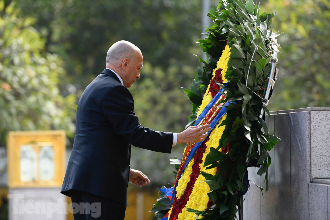 Quốc vương Campuchia Norodom Sihamoni đặt vòng hoa tại Đài tưởng niệm các Anh hùng liệt sĩ. (Ảnh: Như Ý)
