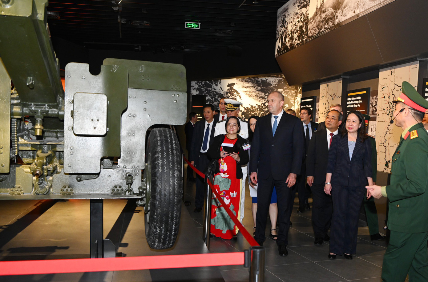 Phó Chủ tịch nước Võ Thị Ánh Xuân và Tổng thống Bulgaria Rumen Radev nghe thuyết minh về bảo tàng. (Ảnh: Nhật Minh) Phó Chủ tịch nước Võ Thị Ánh Xuân và Tổng thống Bulgaria Rumen Radev nghe thuyết minh về bảo tàng. (Ảnh: Nhật Minh)