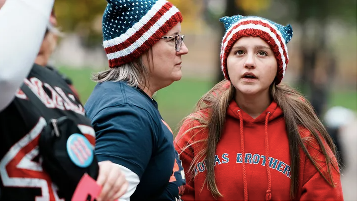 Ami Faria và con gái Amelia tham gia cuộc tuần hành ở công viên Boston Common ngày 2/11. (Ảnh: AP) Ami Faria và con gái Amelia tham gia cuộc tuần hành ở công viên Boston Common ngày 2/11. (Ảnh: AP)
