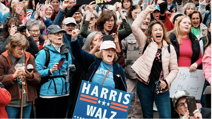 Hàng trăm phụ nữ tuần hành ở Boston ngày 2/11. (Ảnh: AP) Hàng trăm phụ nữ tuần hành ở Boston ngày 2/11. (Ảnh: AP)