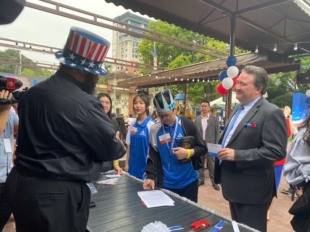 Đại sứ Knapper trò chuyện với nhân viên tại một quầy trải nghiệm. (Ảnh: Thu Loan)