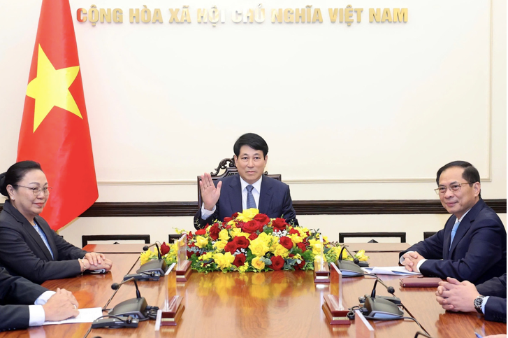 Chủ tịch nước Lương Cường hội đàm trực tuyến với Tổng Bí thư, Chủ tịch nước Lào Thongloun Sisoulith ngày 8/11. (Ảnh: TTXVN)