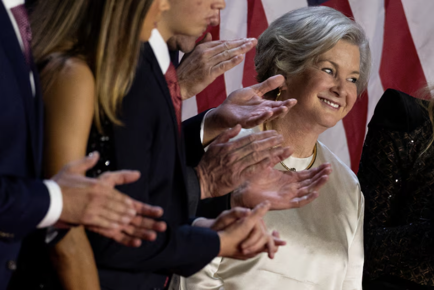 Bà Susie Wiles theo dõi ông Trump phát biểu sau khi có kết quả sơ bộ cho thấy ông đã giành chiến thắng trong cuộc bầu cử tổng thống 2024 tại Trung tâm Hội nghị Palm Beach, ngày 6/11. (Ảnh: Reuters)