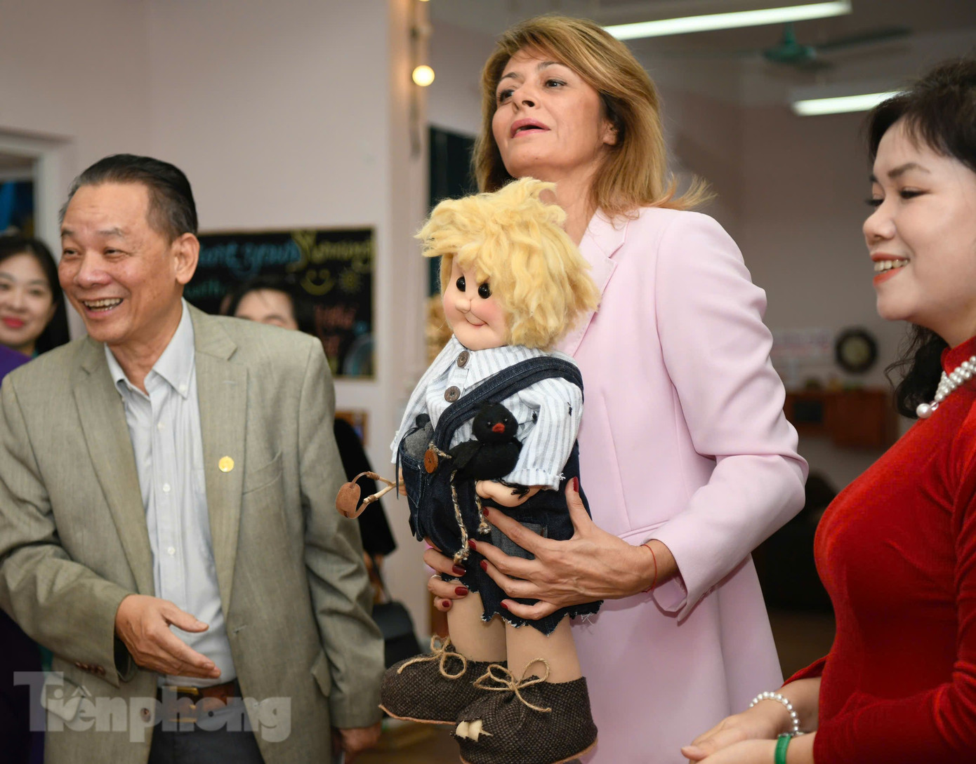 Phu nhân Tổng thống Bulgaria giao lưu với các em. (Ảnh: Như Ý) Phu nhân Tổng thống Bulgaria giao lưu với các em. (Ảnh: Như Ý)