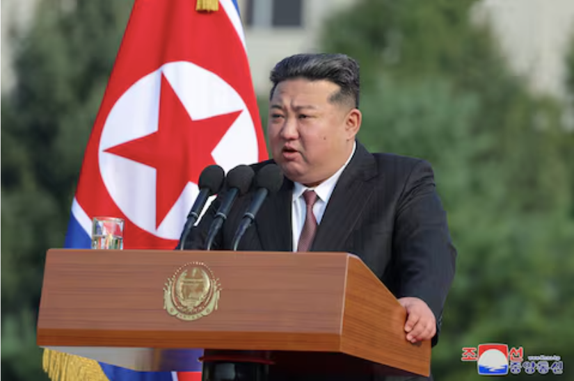 Chủ tịch Triều Tiên Kim Jong Un phát biểu trong chuyến thăm Đại học Quốc phòng ở Bình Nhưỡng, ngày 7/10. (Ảnh: KCNA)