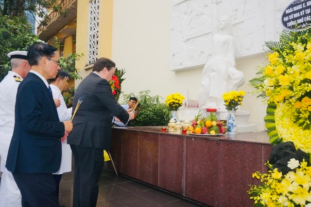 Đại sứ Marc Knapper thắp hương tại nơi tưởng niệm các bác sĩ và điều dưỡng của Bệnh viện Bạch Mai đã hy sinh năm 1972. (Ảnh: Thu Loan)