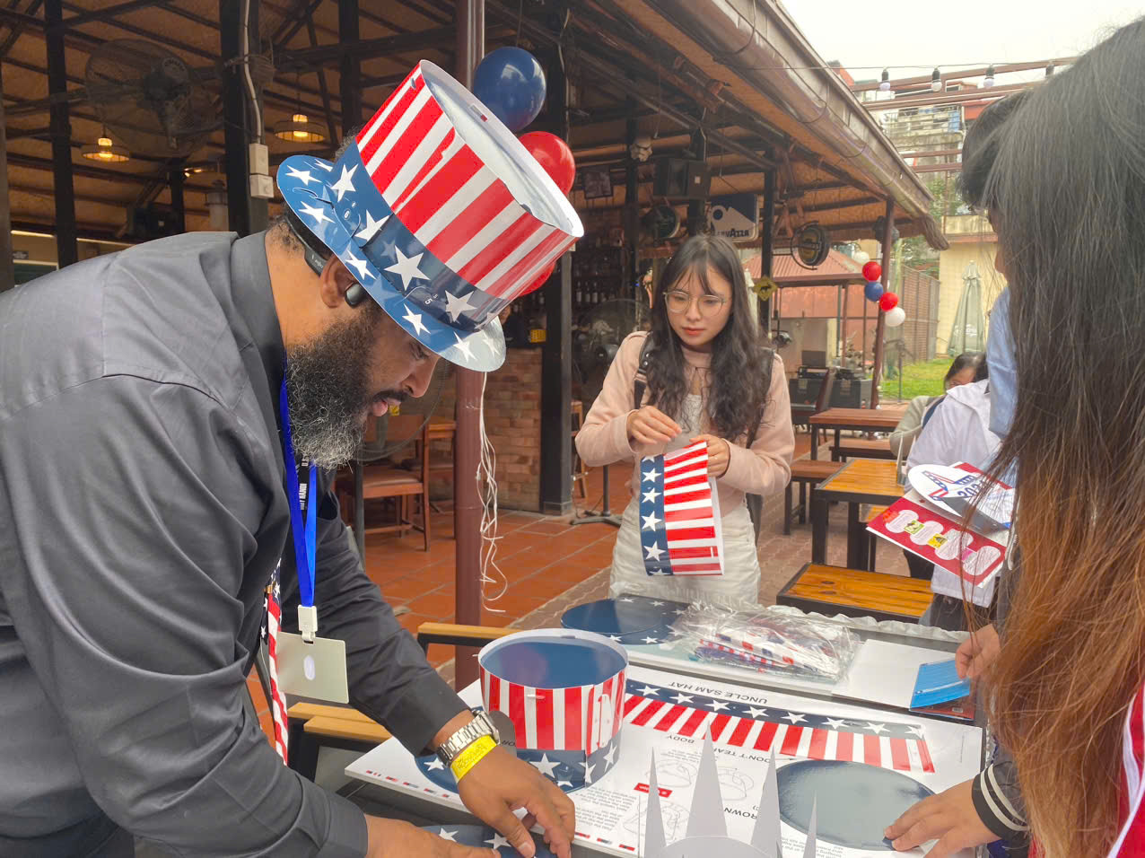 Quầy tặng mũ mô phỏng mũ của Nữ thần tự do và cao bồi Mỹ cho các bạn trẻ trước khi chụp ảnh. (Ảnh: Thu Loan)