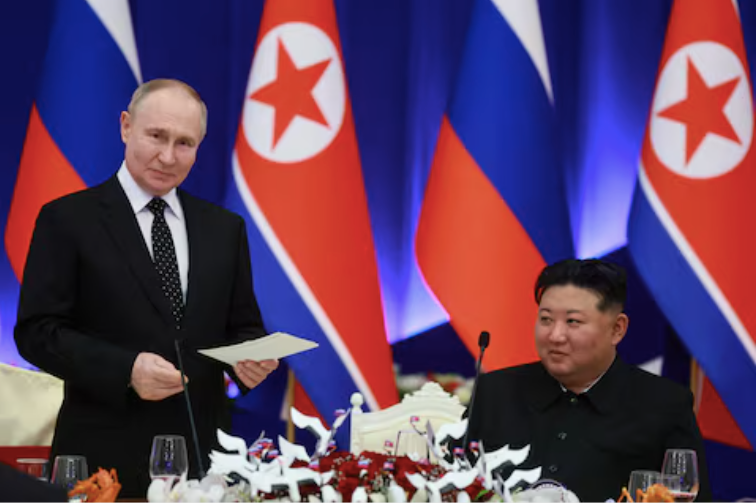 Tổng thống Nga Vladimir Putin và Chủ tịch Triều Tiên Kim Jong Un trong tiệc chiêu đãi ở Bình Nhưỡng vào tháng 6 năm nay. (Ảnh: Sputnik)