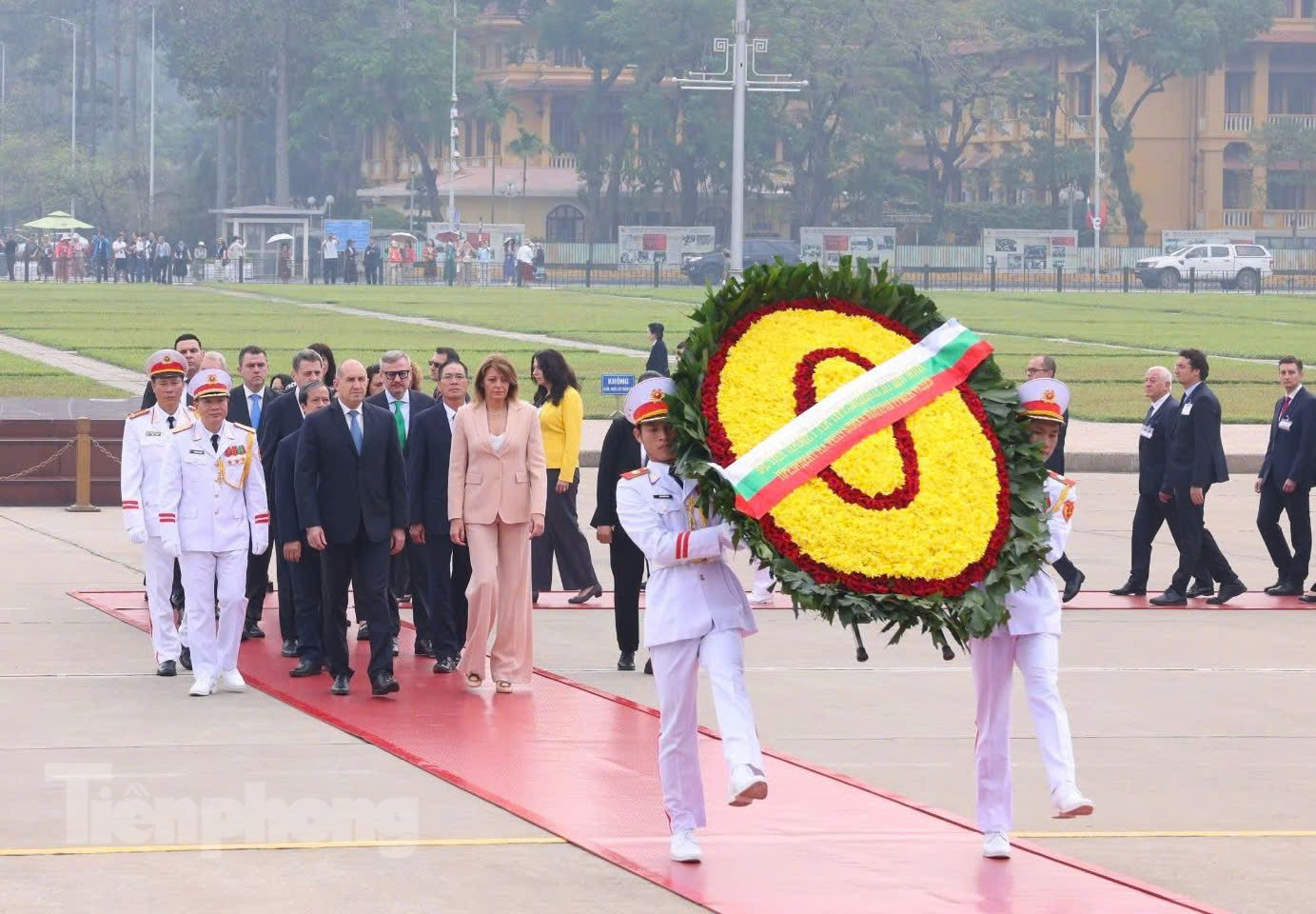 Đoàn Tổng thống Rumen Radev viếng Lăng Chủ tịch Hồ Chí Minh. (Ảnh: Như Ý)